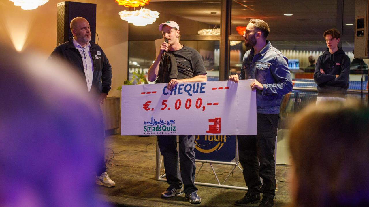 Studio Six ontvangt cheque Kiwanis Club Tilburg