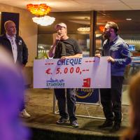 Studio Six ontvangt cheque Kiwanis Club Tilburg