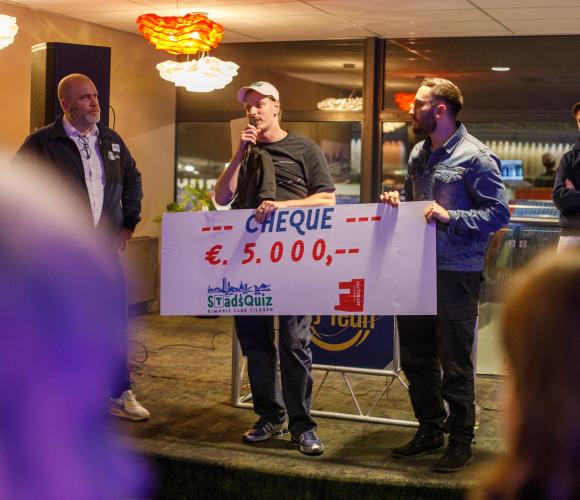 Studio Six ontvangt cheque Kiwanis Club Tilburg