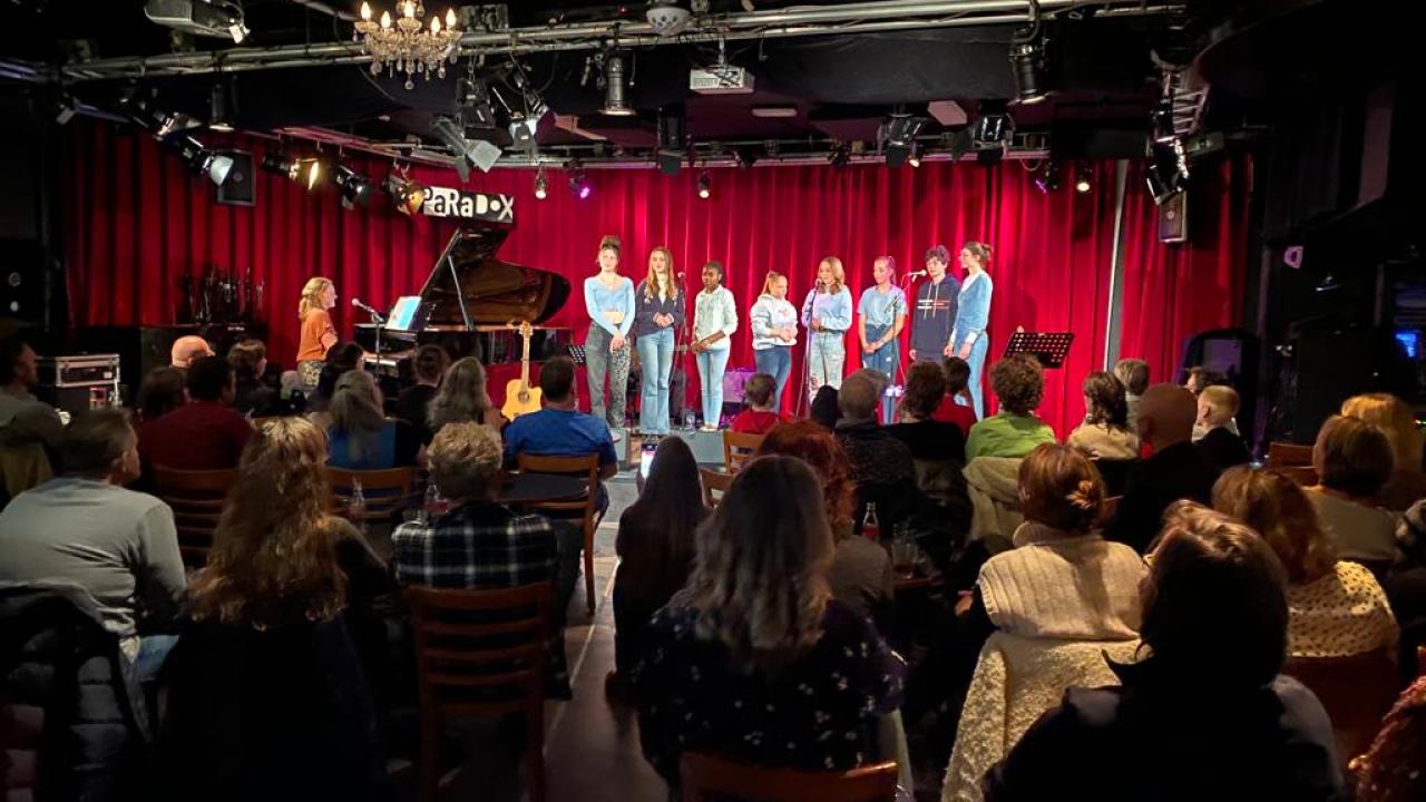 Koren Songbirds En Muziekbende Op Het Podium