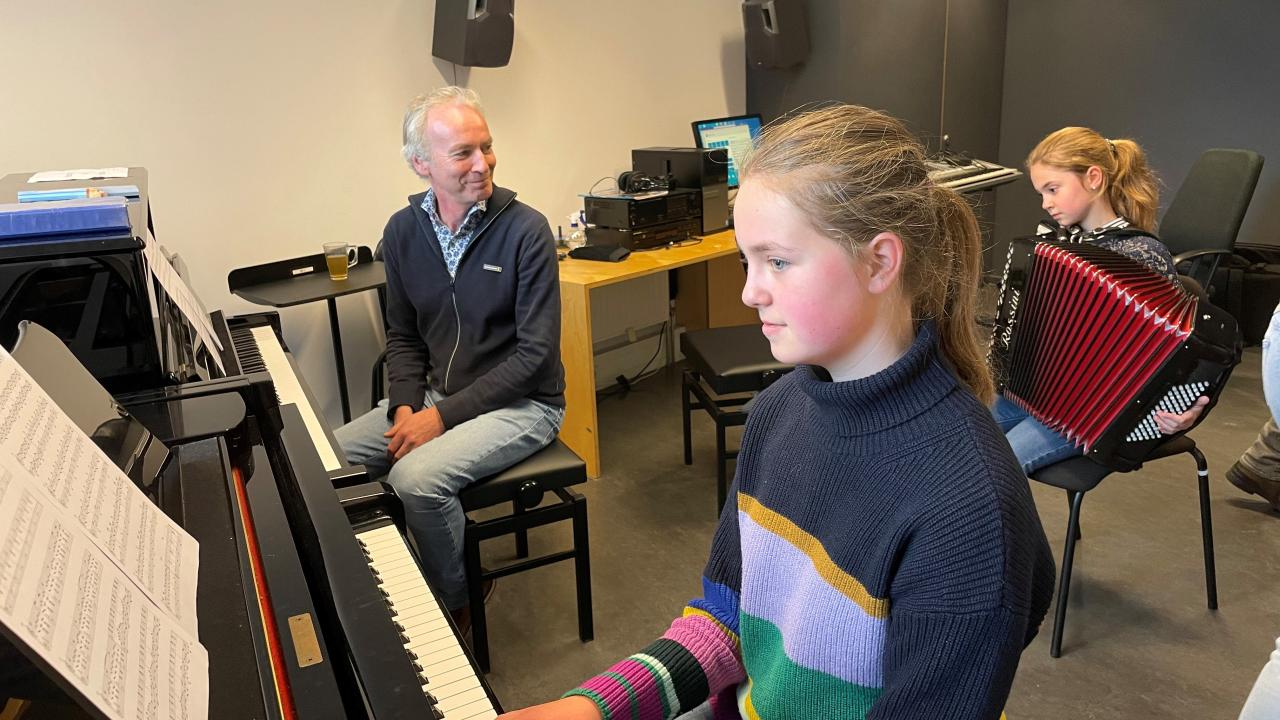 Vervroegde muziekexamens voor muziekcursisten Lieve en Roza