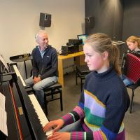 Vervroegde muziekexamens voor muziekcursisten Lieve en Roza