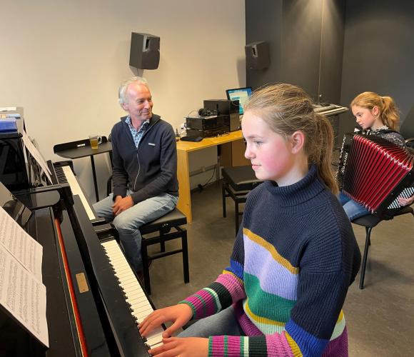 Vervroegde muziekexamens voor muziekcursisten Lieve en Roza