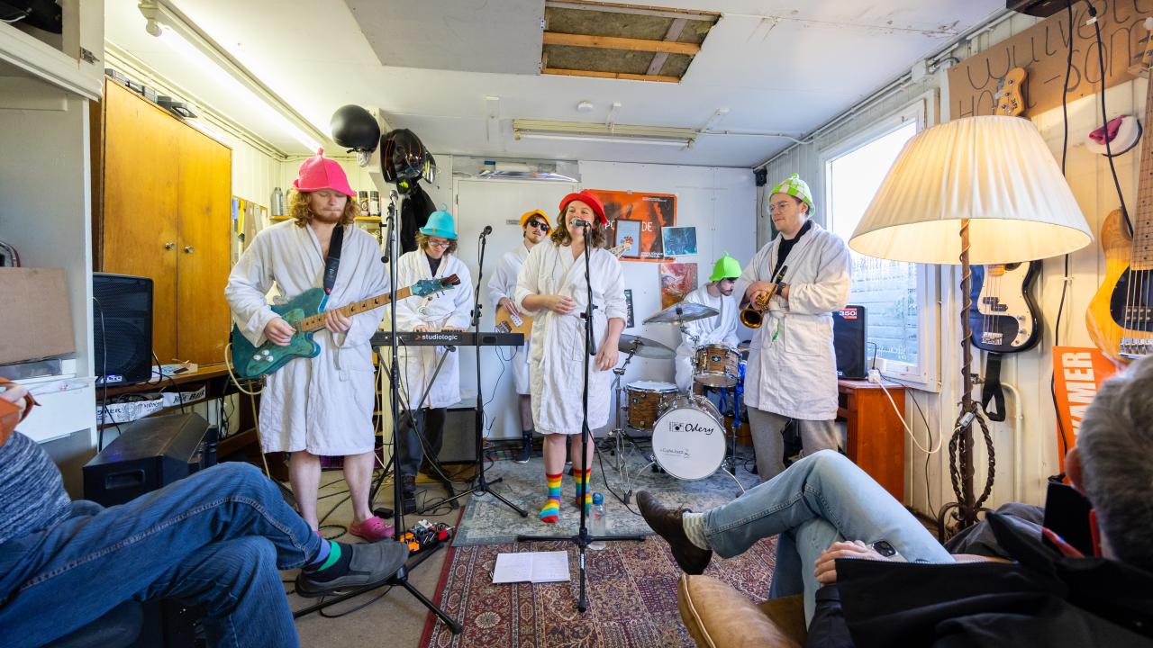 Huiskamerfestival Gluren bij de Buren voor het eerst in Tilburg