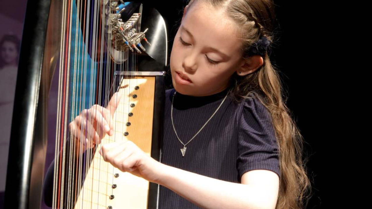 Harp cursist Nora Gommers 1e op het Rosa Harp Concours